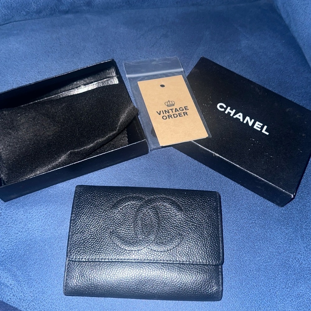 100% authentic CHANEL vintage Black wallet NON NEGOTIABLE PRICE